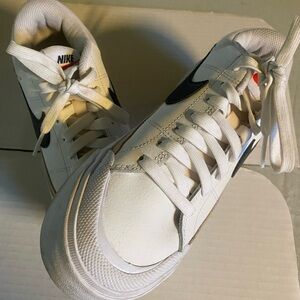 Nike Classic White and Black Women’s Casual Sneakers